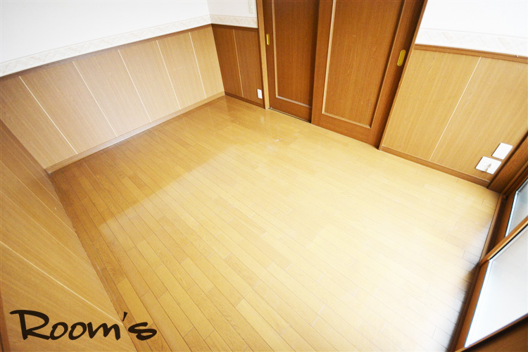 Living and room. South Western-style. Nice hips wall.