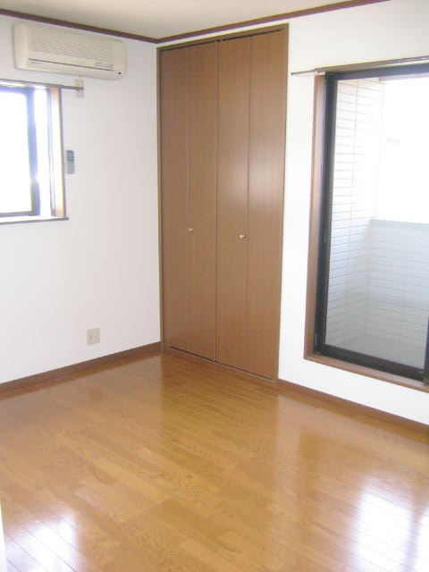 Living and room. Because with a bay window, Ventilation good!