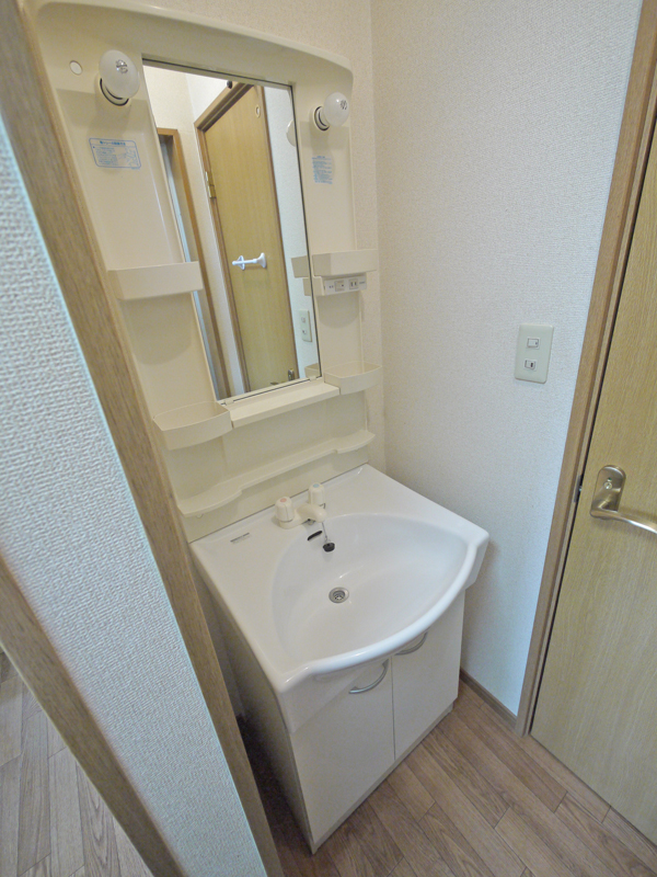 Washroom. Independent wash basin