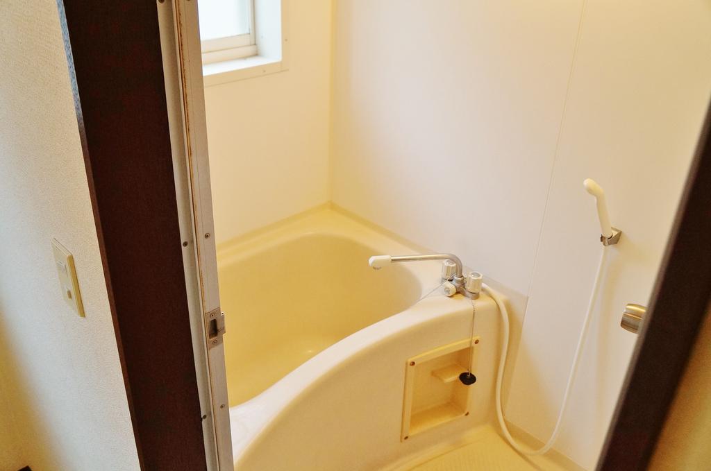 Bath. Ventilation with windows OK!