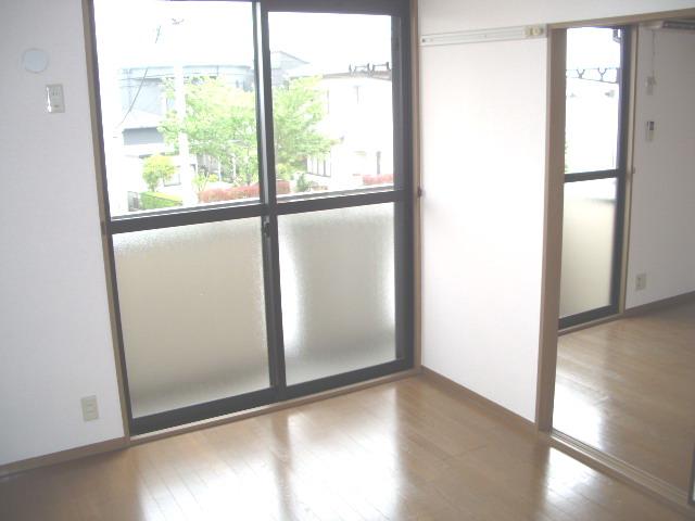 Living and room. It is bright, south-facing ☆