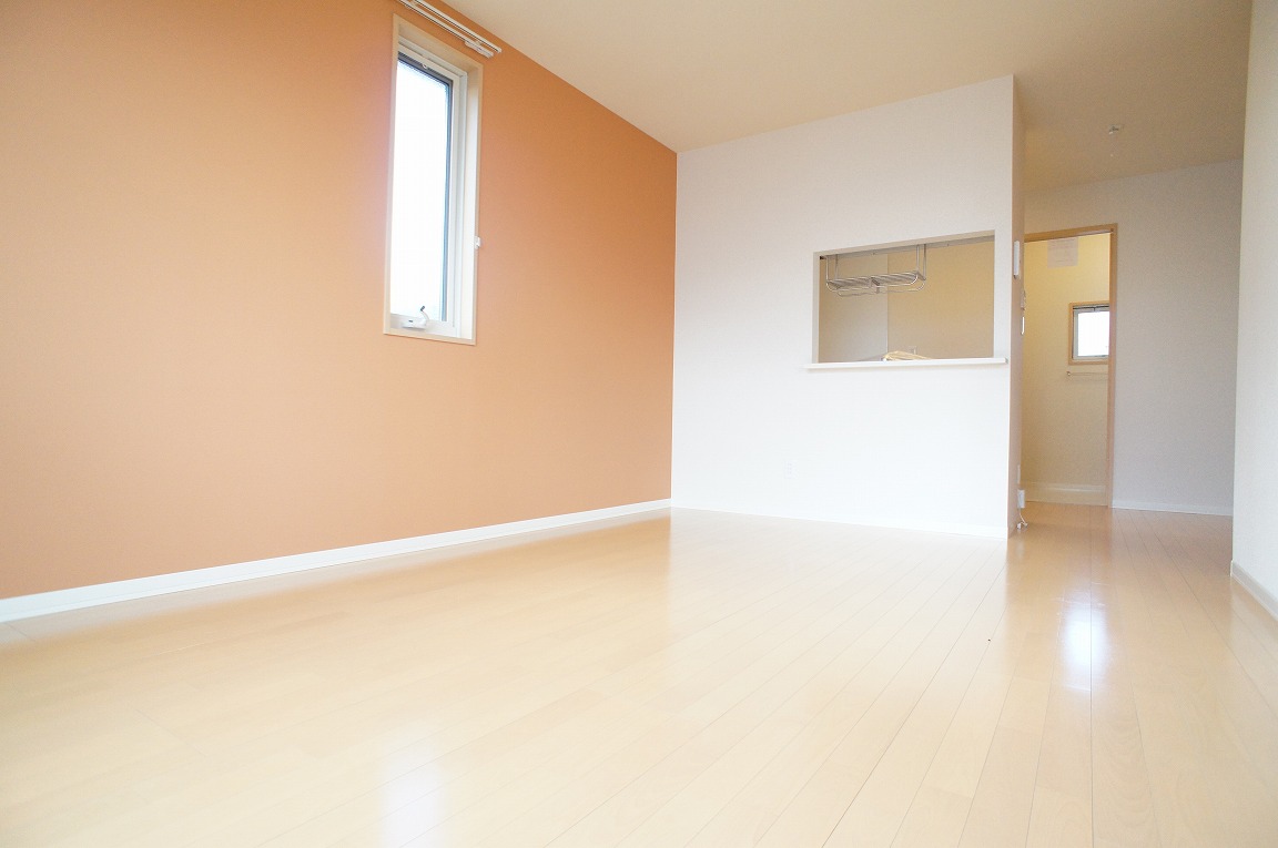 Living and room. It is south-facing large windows. 