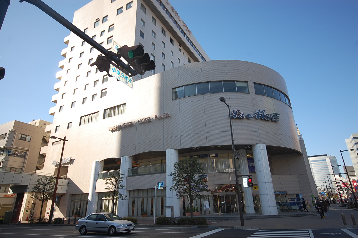 Shopping centre. La ・ Merce until the (shopping center) 1283m