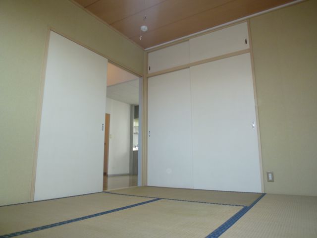 Living and room. 6 is a Pledge of Japanese-style room. It is a beautiful Japanese-style room.