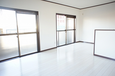 Other room space. LDK with a clean white base!