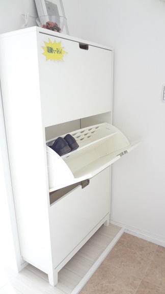 Entrance. Also it can be accommodated with shoes tray 18 feet in a space-saving!