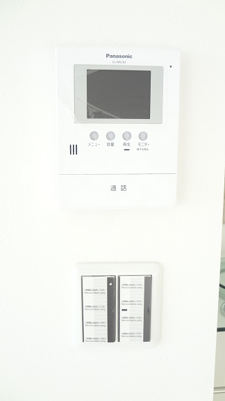 Security. Safely in the living alone! You can see the visitor in the room.