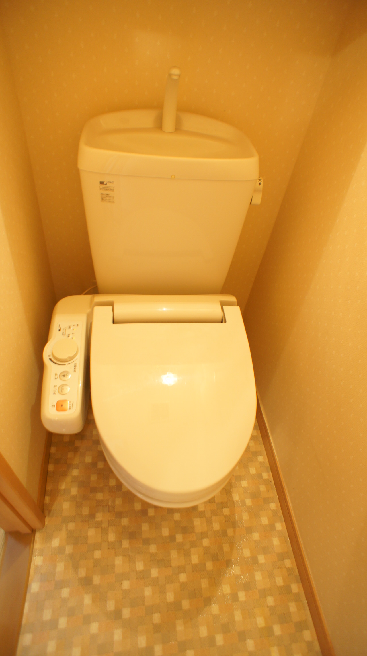 Toilet. Warm water washing toilet seat! !