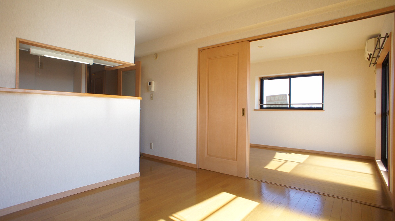 Living and room. Kitchen face-to-face! !