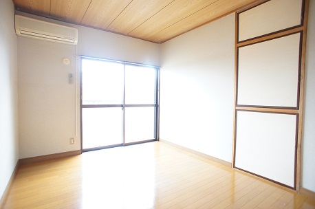 Living and room. Flooring, air-conditioned! !