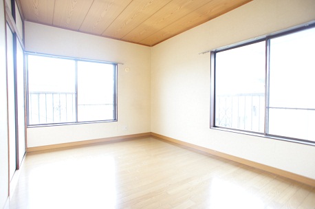 Living and room. Flooring! !