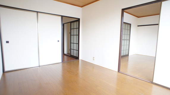 Living and room. Southwest Western-style! Flooring! !