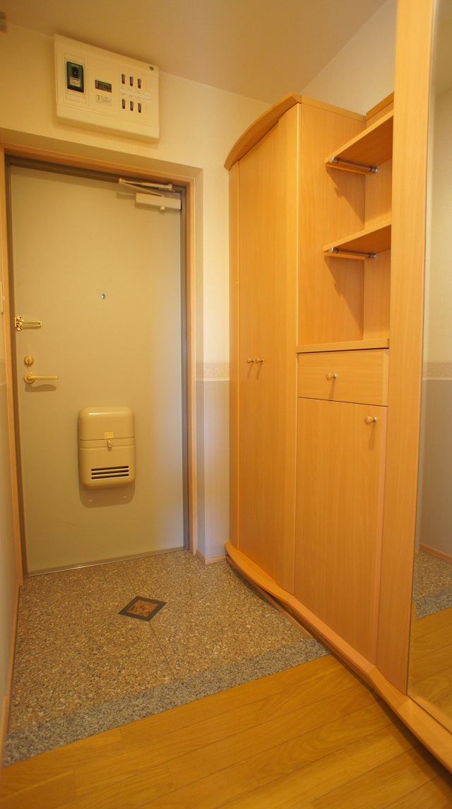 Entrance. Plenty of storage space! ! 