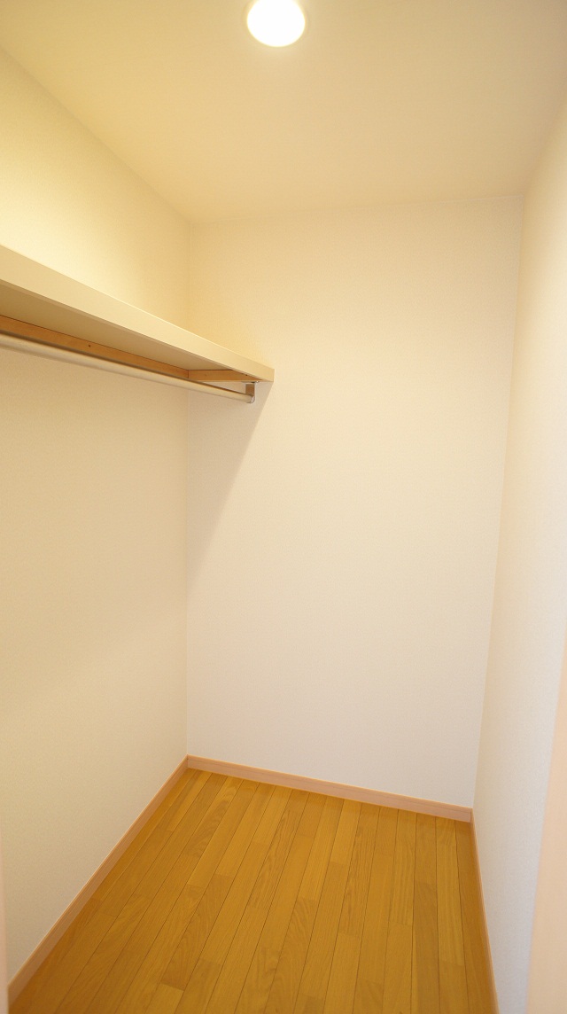 Receipt. Lighted storage space! ! 