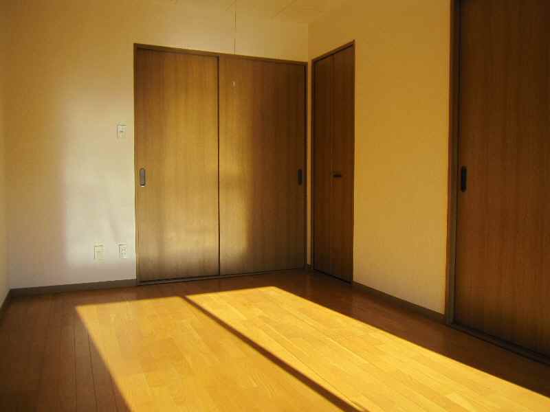 Living and room. In south-facing is good per yang. 