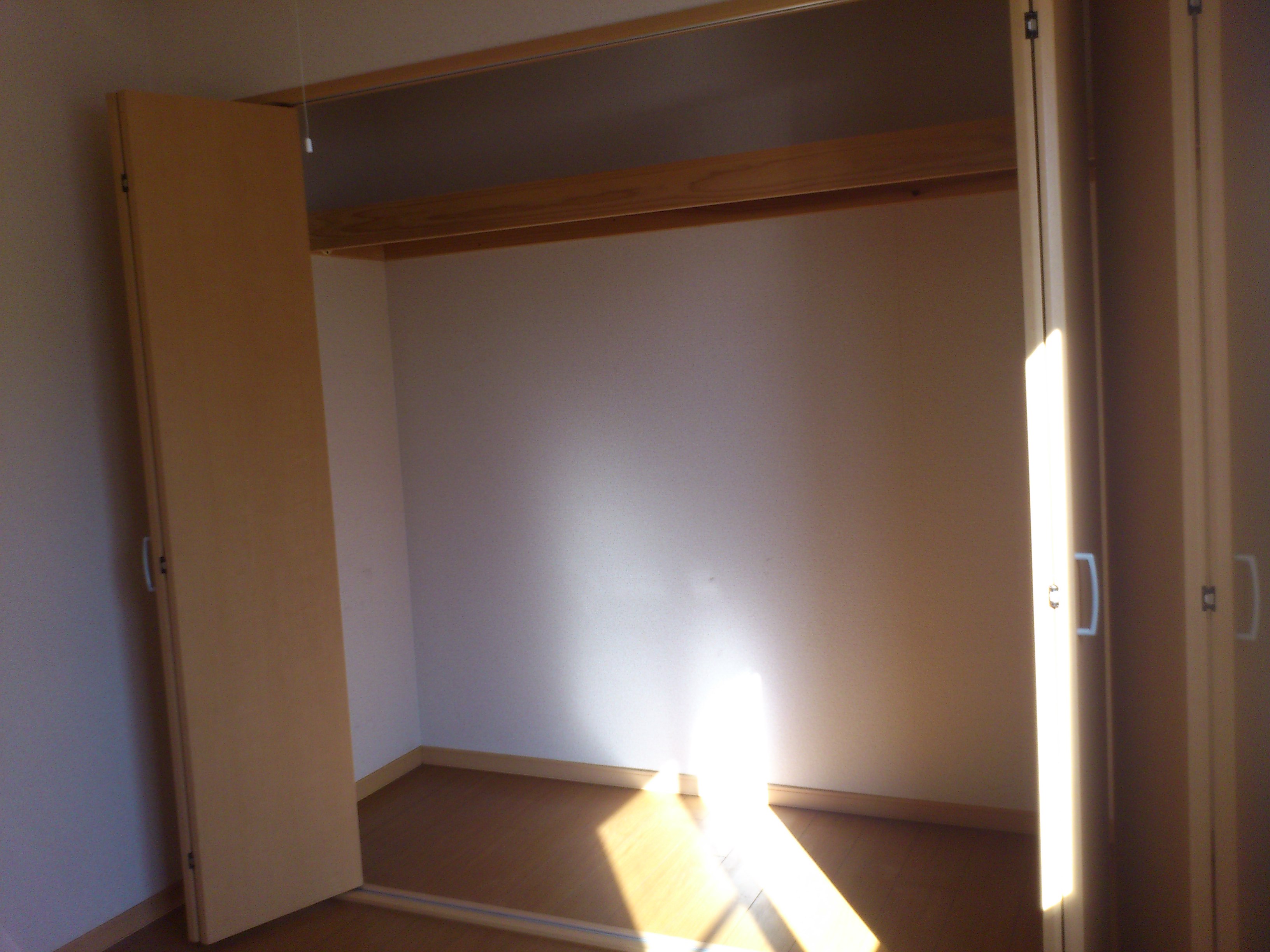 Receipt. Width 1.5 hotels big closet. 