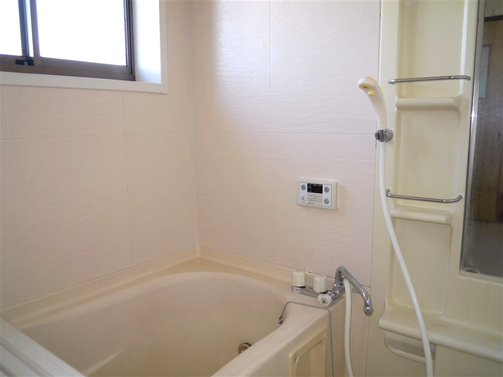 Bath. With window ・ With reheating function!