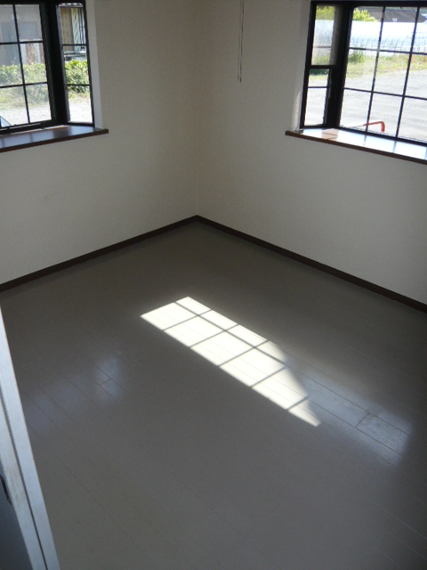 Other room space. South Western-style. Bright rooms with with 2 side window. 