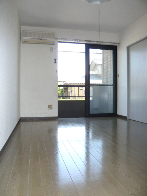 Living and room. Spacious living. Air-conditioned. 