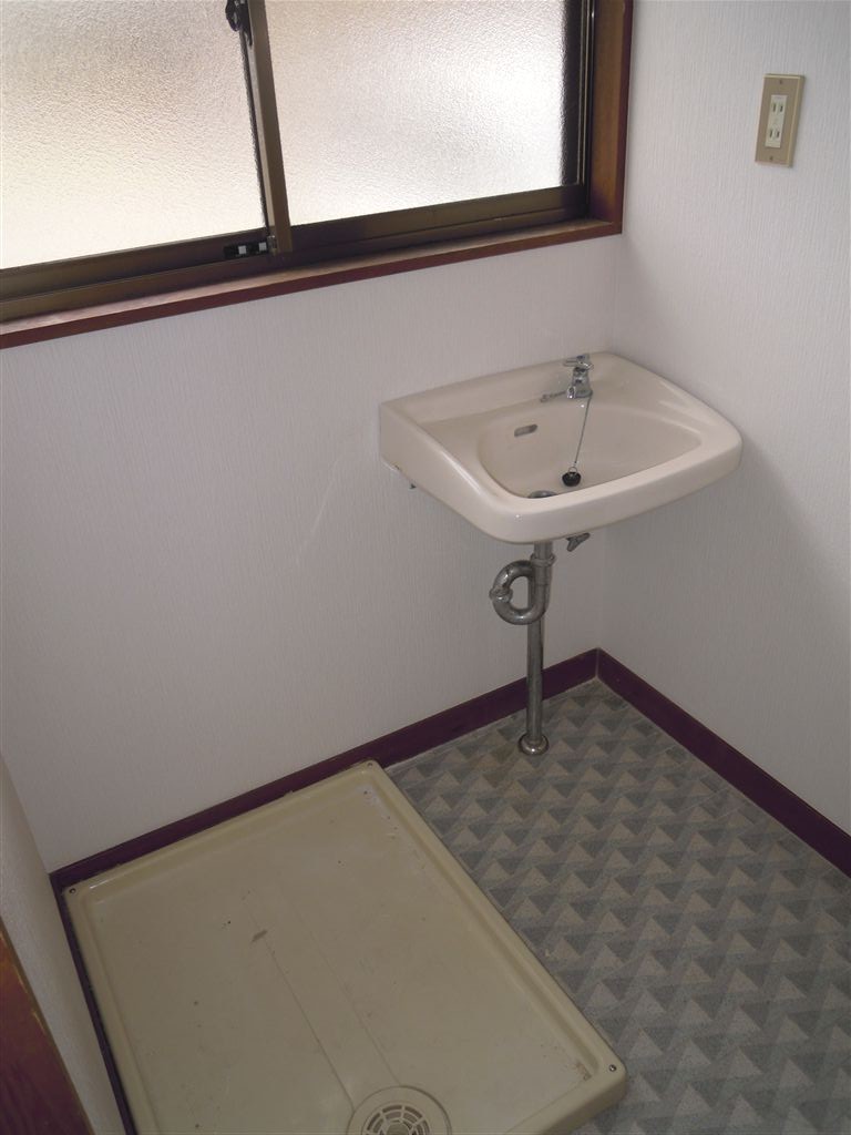 Washroom. Washroom and Laundry Area Cross re-covered settled! 