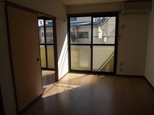Living and room. Wall Cross ・ It was re-covered flooring.