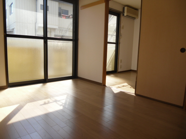 Living and room. Wall Cross ・ It was re-covered floor flooring.