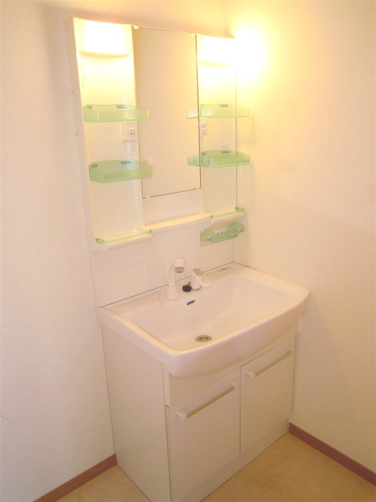 Washroom. Spacious is a wash basin with a shower ☆