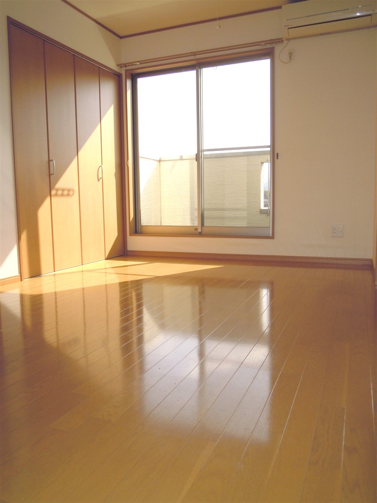 Living and room. Western-style (1) Spacious closet and air-conditioned