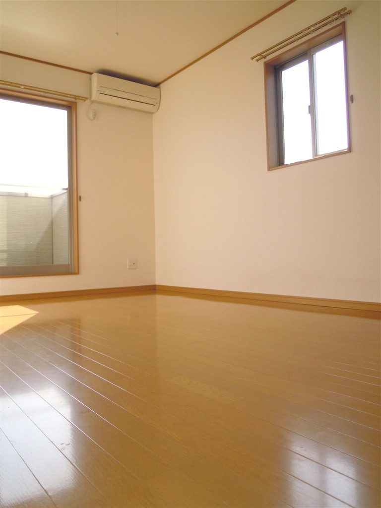 Other room space. Western-style (2) Air-conditioned!