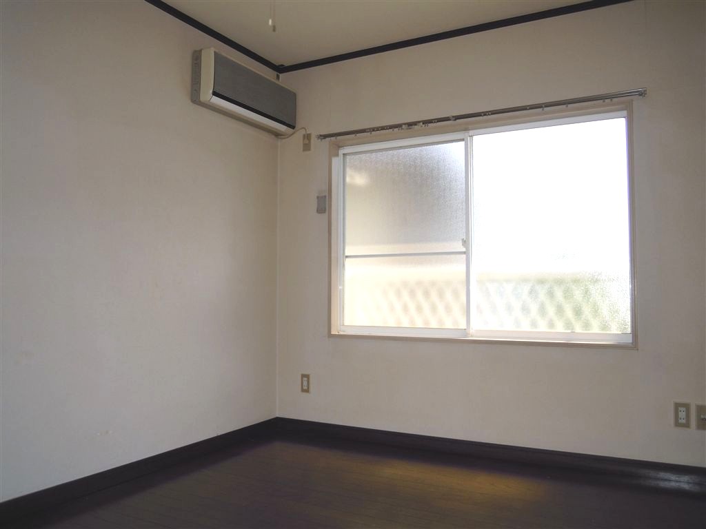 Living and room. Of course, it is air-conditioned ~