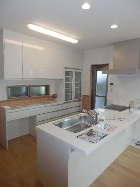 Kitchen. Panasonic party kitchen (IH heater, Tableware with dryer) and is the amount of storage a kitchen with Kappobodo of peace of mind.