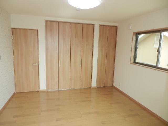 Non-living room. Second floor of 8 quires, There is a balcony roof.