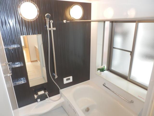 Bathroom. Spacious unit bus with a bay window of the warm bath.