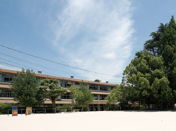 Surrounding environment. Fuchu south elementary school (a 10-minute walk / About 740m)