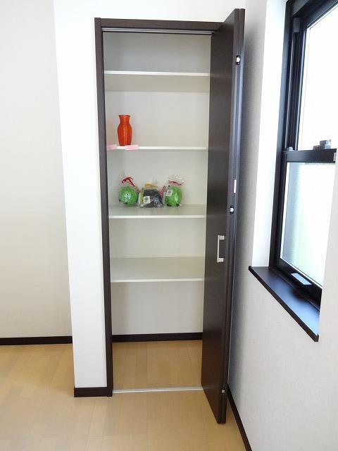 Other. Living storage Use as a food warehouse is also possible