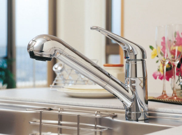 Kitchen.  [Water purifier integrated hand shower] With one hand easily YuAtsushi ・ Hand shower faucet that amount of water can be adjusted. Head is washed off you to every nook and corner is also in the sink because the pull out in front. (Same specifications)