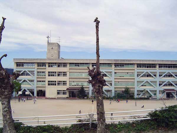 Primary school. 1000m to Fuchu east Elementary School