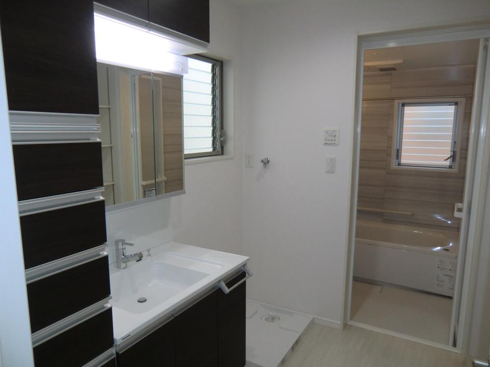 Wash basin, toilet. Local (August 2013) Shooting