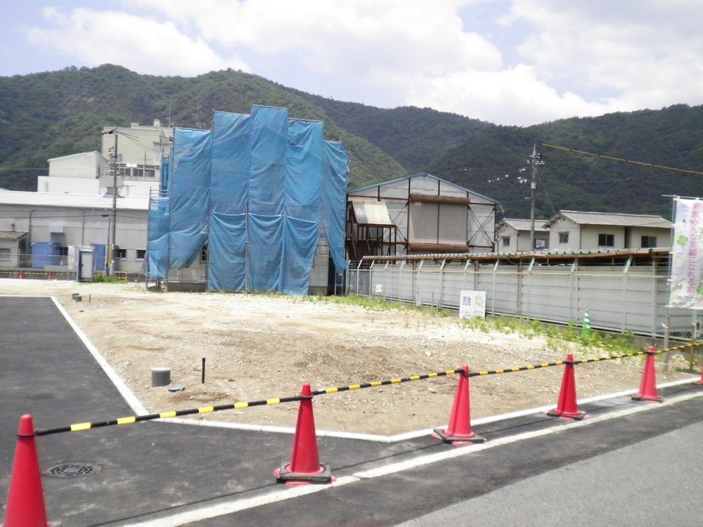 Local photos, including front road. Local shooting