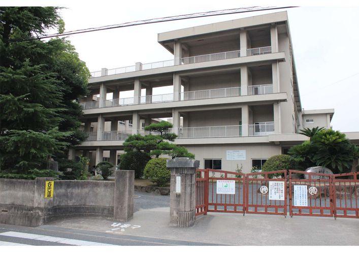 Primary school. We attend to 1368m popular TatsukiIsao elementary school to Fukuyama City tree virtue elementary school.