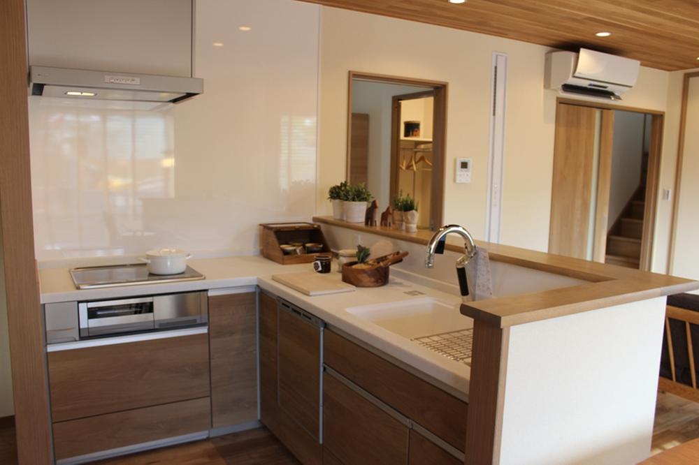 Kitchen. 2 is the issue areas of the kitchen. Housework flow line is shortened, Door of easy-to-use and popularity of the L-shaped kitchen grain also is perfect for interior.