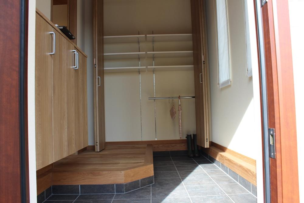 Entrance. In addition to the entrance of storage built-in, There is a slightly longer Doma and Doma storage. Movable shelf can hold those umbrella and little things also in the convenient dirt floor is also ideal for bicycle storage of the stroller and children.