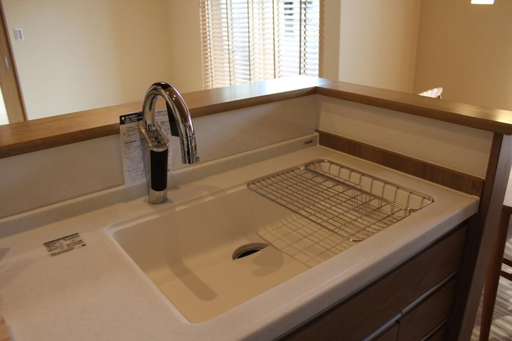 Kitchen. Spacious sink there is no seam between the counter "gap-less sink"! Easy to clean, Beautiful Panasonic kitchen also looks.