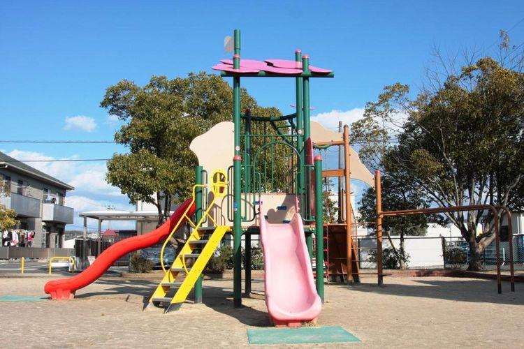 park. Shintokuda until the fifth park 500m There is a playground equipment of small children for. 