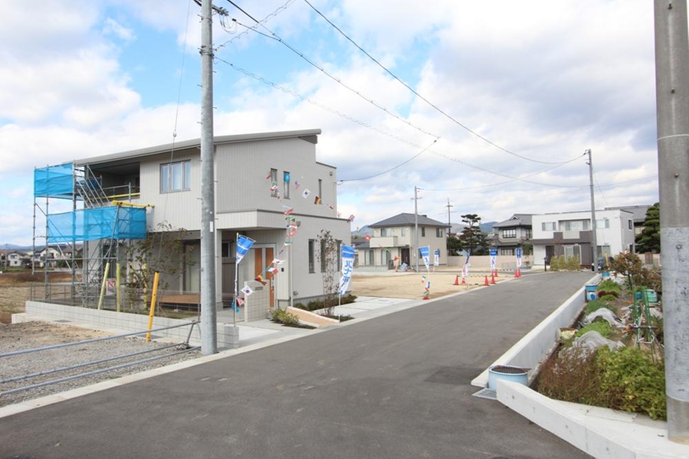 Local photos, including front road. Subdivision is the whole image. Current, So that the solar power generation can visit up close, I am working with some scaffolding. 