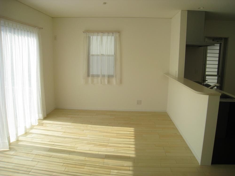 Living. 15 Pledge of spacious south-facing living room. 