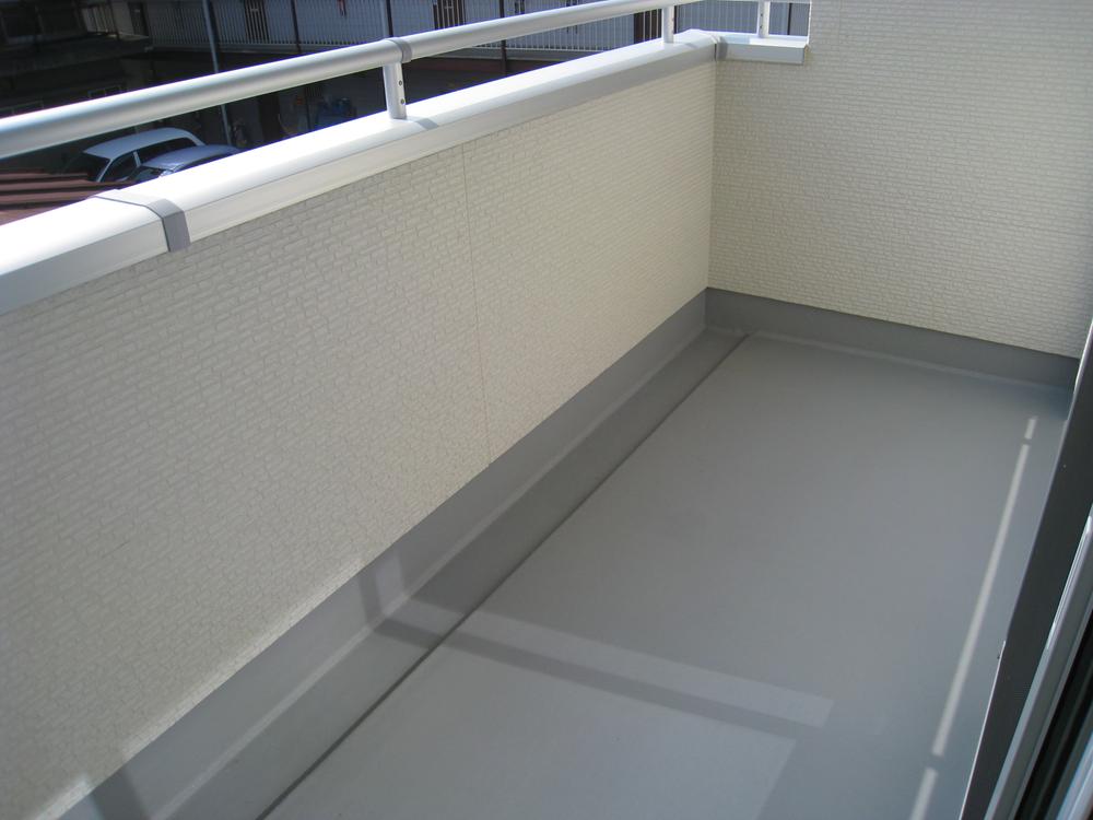 Balcony. South-facing spacious balcony. 