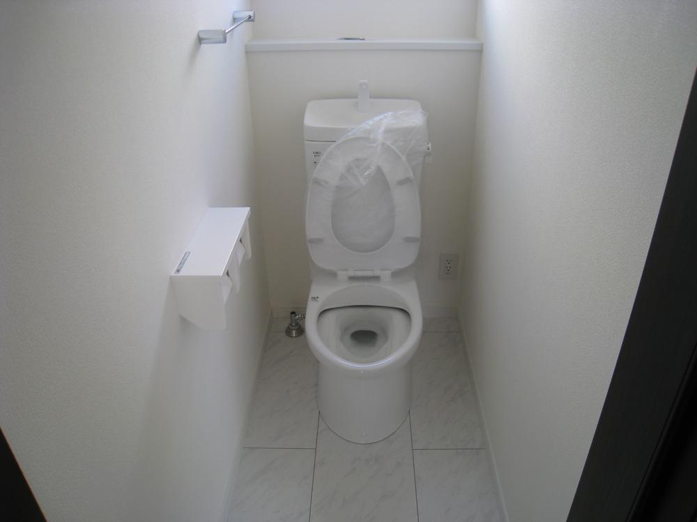 Toilet. There is also a toilet in the 2F. 