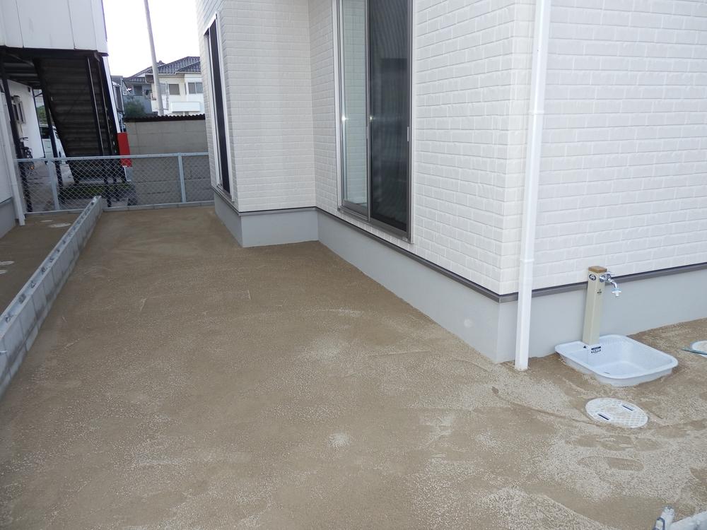 Garden. It is convenient there is a washbasin faucet in the spacious garden. 