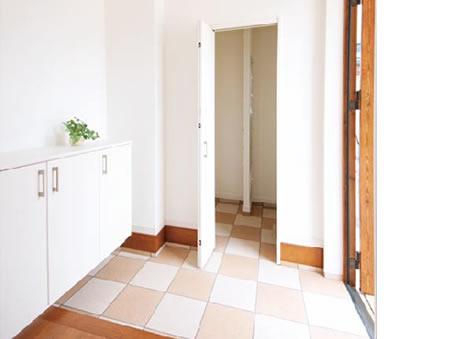 Entrance. Entrance, which is also a big shoes cloak. Golf bag and stroller also fit likely / Reference image: Our same estate sale already image